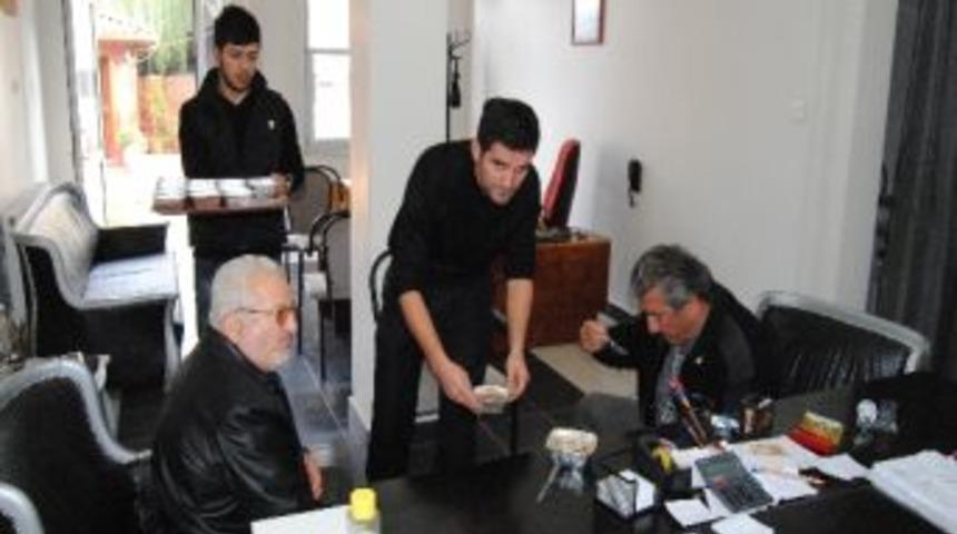 Ak&ccedil;akoca'da Esnaf Aş&uuml;re Dağıttı