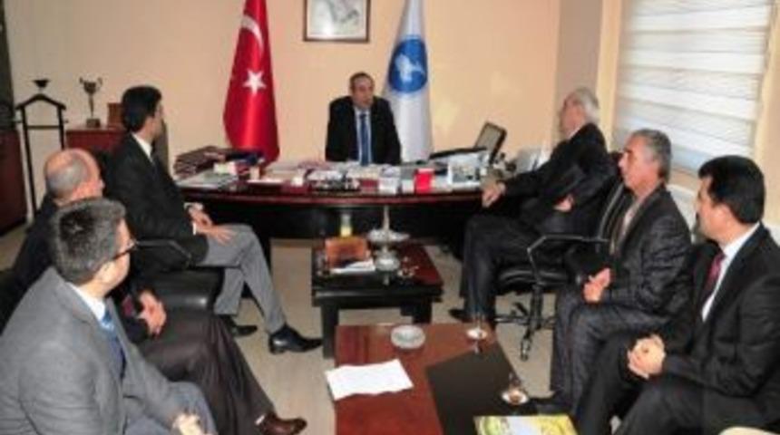 Rekt&ouml;r Battal&rsquo;dan Ziraat Odası Başkanı &Ouml;zg&ouml;k&ccedil;e&rsquo;ye Plaket