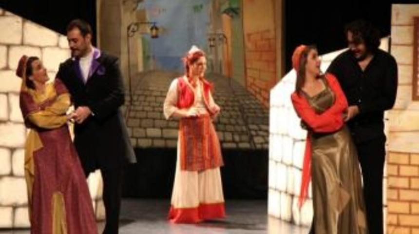 Lise &Ouml;ğrencilerinin Tiyatro Keyfi