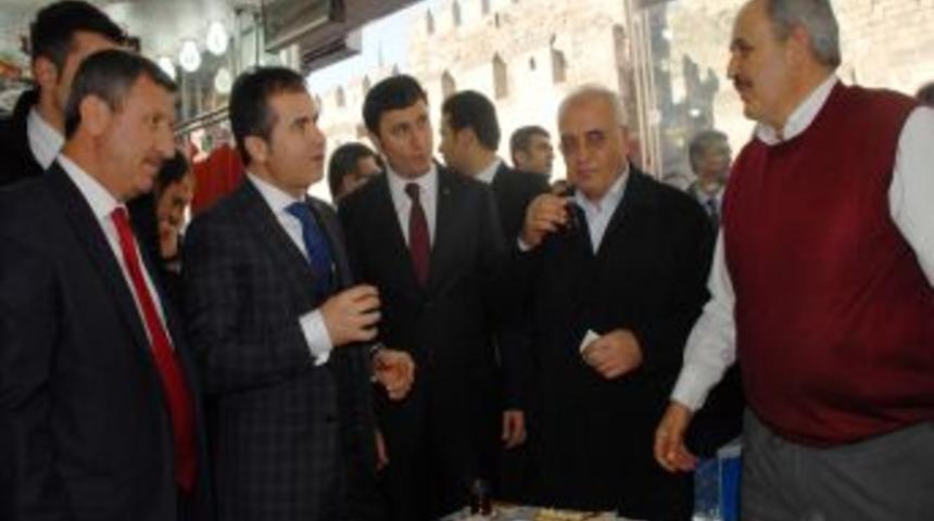 Bakan Kılı&ccedil;, Pastırma Dilimledi Esnafla Yemek Yedi