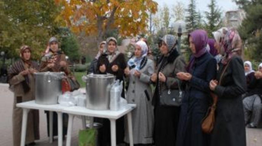 Kadın Kuran Kursları Aşure Dağıttı