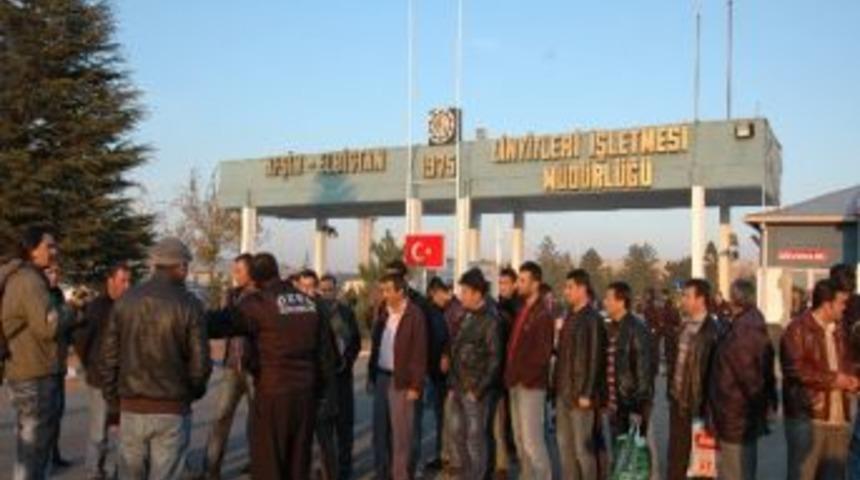 Ael'de İş&ccedil;ilerin Maaş Eylemi