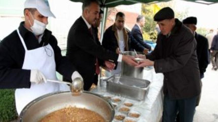 Odunpazarı Belediyesi Mahallesi Sakinlerine Aşure Dağıttı