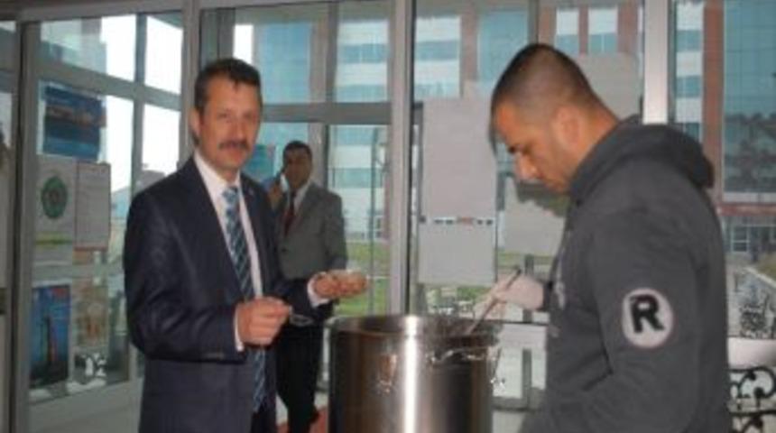 Rekt&ouml;r Saatcı, Mak&uuml; &Ouml;ğrencilerine Aşure Dağıttı