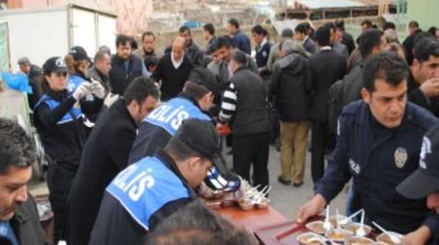 Hakkari Polisi Aşure Dağıtımını Geleneksel Hale Getirdi