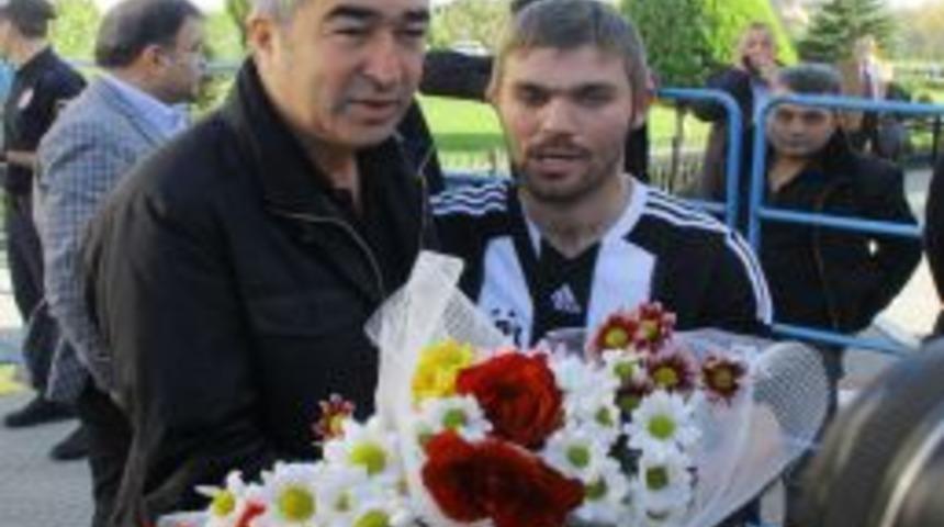 Beşiktaş Kafilesi Samsun'da &Ccedil;i&ccedil;eklerle Karşılandı