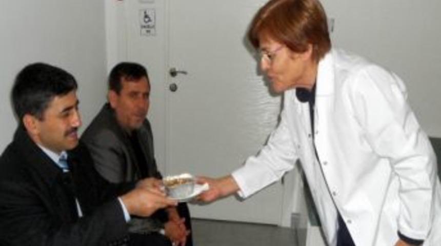 Belediye Meclis &Uuml;yesi Esnafa Aşure Dağıttı