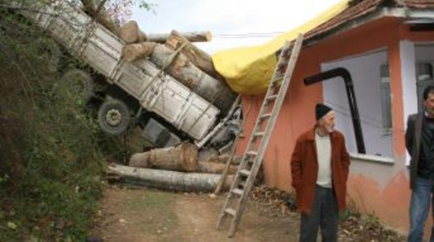 Tomruk Y&uuml;kl&uuml; Kamyon Eve Girdi