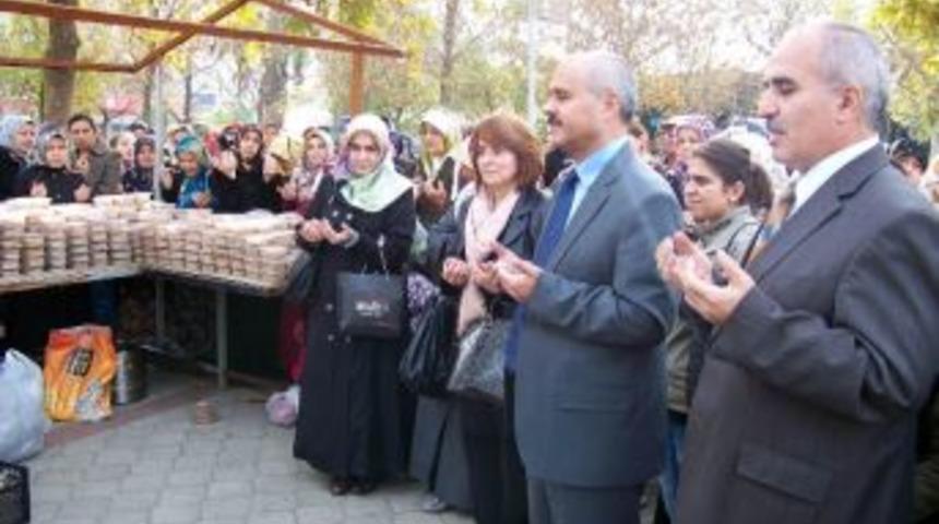 Salihli Kardelen Derneği Aşure Dağıttı