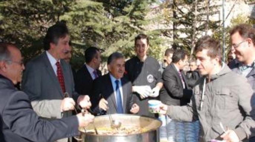 Rekt&ouml;r Ve Belediye Başkanı'ndan &Uuml;niversite &Ouml;ğrencilerine Aşure Ikramı