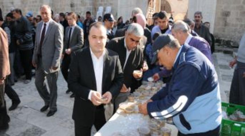 Tarsus Belediyesi 3 Camide Aşure Dağıttı