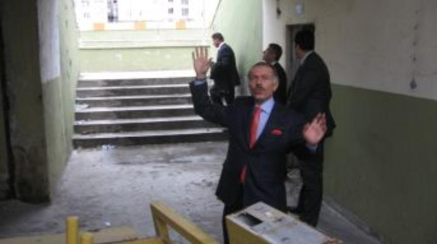 Tezah&uuml;ratla Yıkılan Stadın Trib&uuml;nleri Yenilenecek