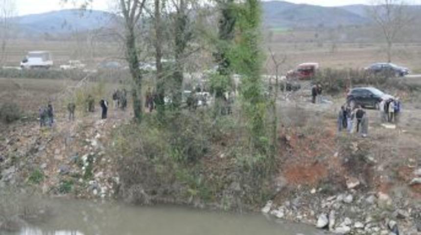 Nehir Kenarında Aracı Bulunan Kayıp Esnaf Aranıyor