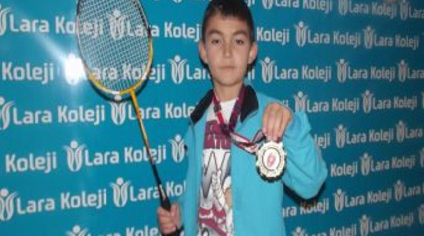 Lara Koleji &Ouml;ğrencisi Badmintonda T&uuml;rkiye Ikincisi Oldu
