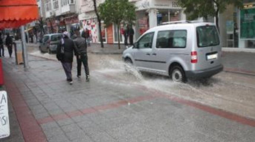 Sokaklar Dereye D&ouml;nd&uuml;