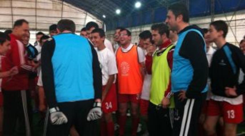 Zihinsel Engelli &Ccedil;ocuklardan &Uuml;nl&uuml;lere Futbol Dersi