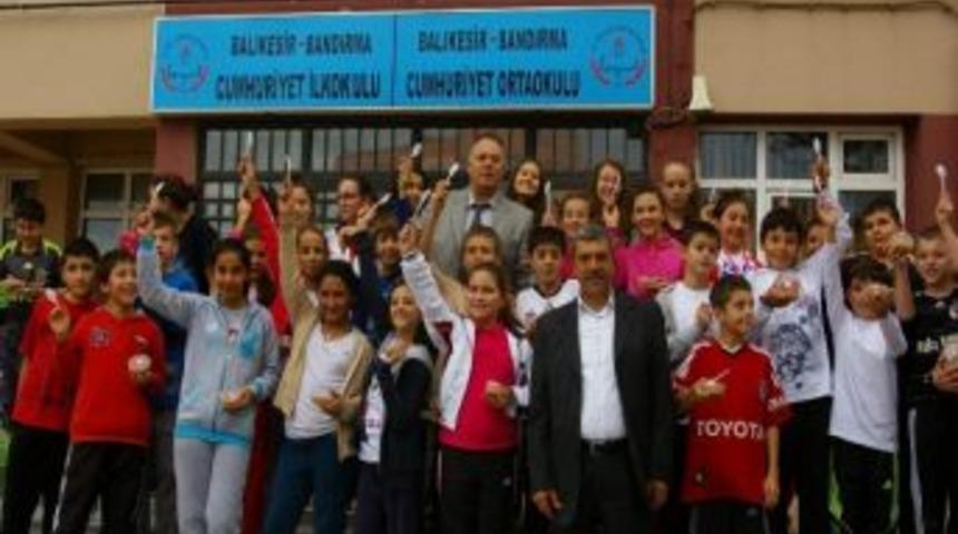 Bandırma'da &Ouml;ğrencilere Aşure Dağıtıldı