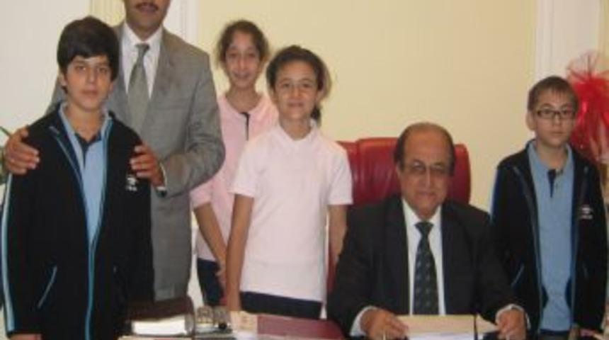 Alanya'da Ufuk Eğitim Kurumları Kamu &Ccedil;alışanlarına Aşure Dağıttı