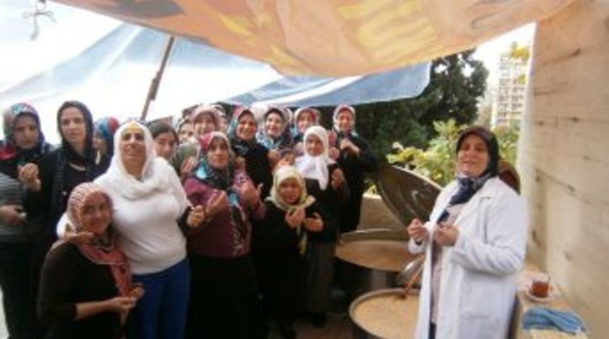 Kur'&acirc;n Kursundaki 35 &Ouml;ğrenci Aşure Dağıttı