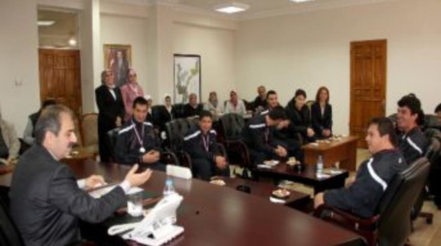 Engelli Sporcu Evlenmek İ&ccedil;in Belediye Başkanından Yardım İstedi