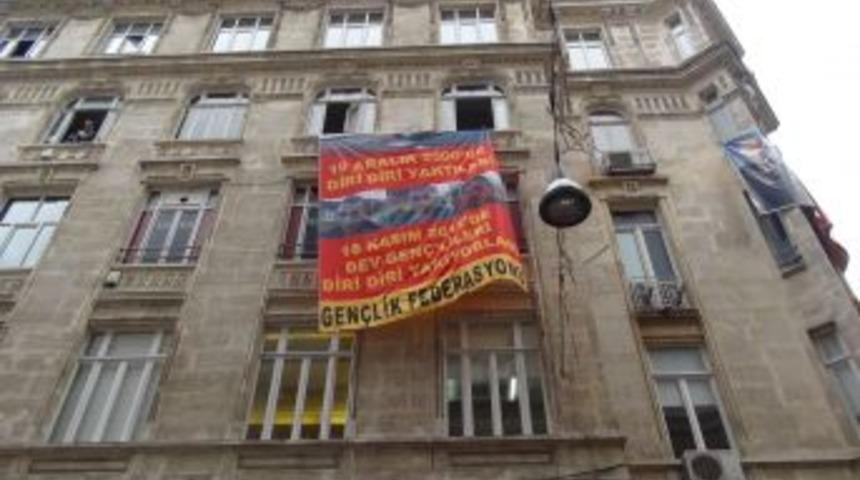 Eylemciler, CHP Beyoğlu İl&ccedil;e Teşkilatı'nı Işgal Etti