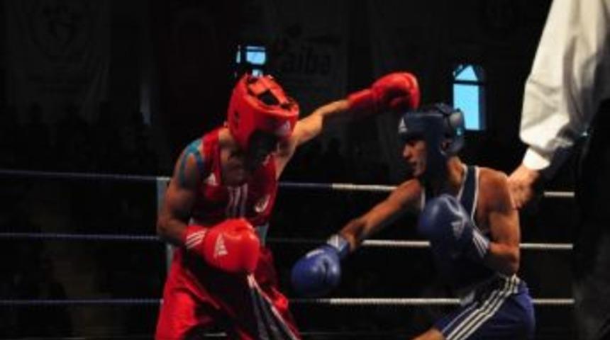 T&uuml;rkiye B&uuml;y&uuml;kler Ferdi Boks Şampiyonası Yarı Final Ma&ccedil;ları Yapıldı