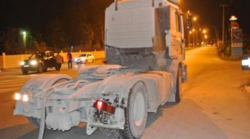 TIR'ın A&ccedil;ık Kalan Damperi Otoban K&ouml;pr&uuml;s&uuml;ne &Ccedil;arptı