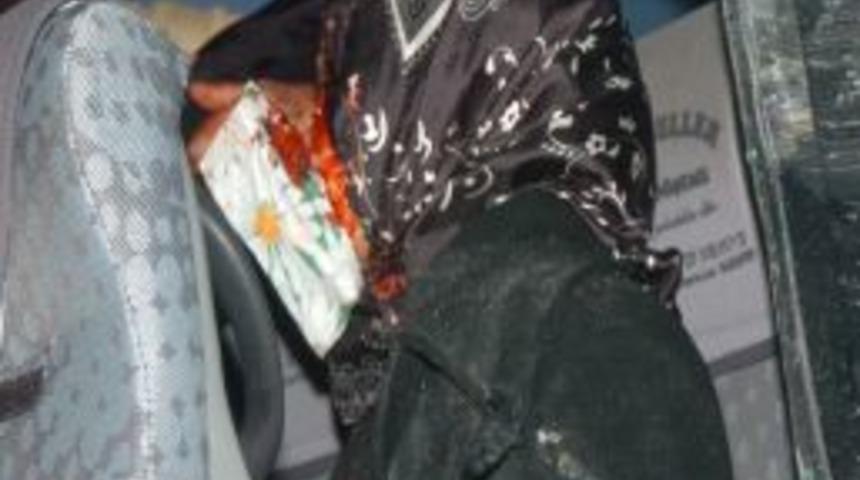 Kamyon Yolcu Minib&uuml;s&uuml;ne &Ccedil;arptı: 5 Yaralı