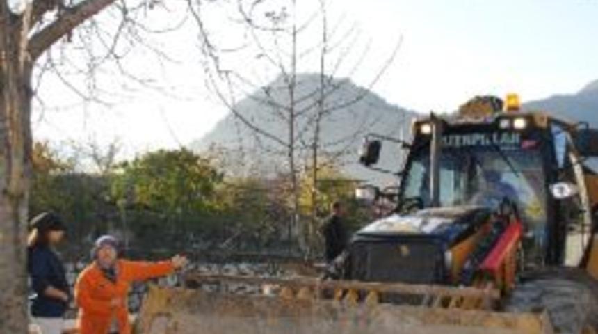 Anne İle Kızından Ağa&ccedil; Eylemi