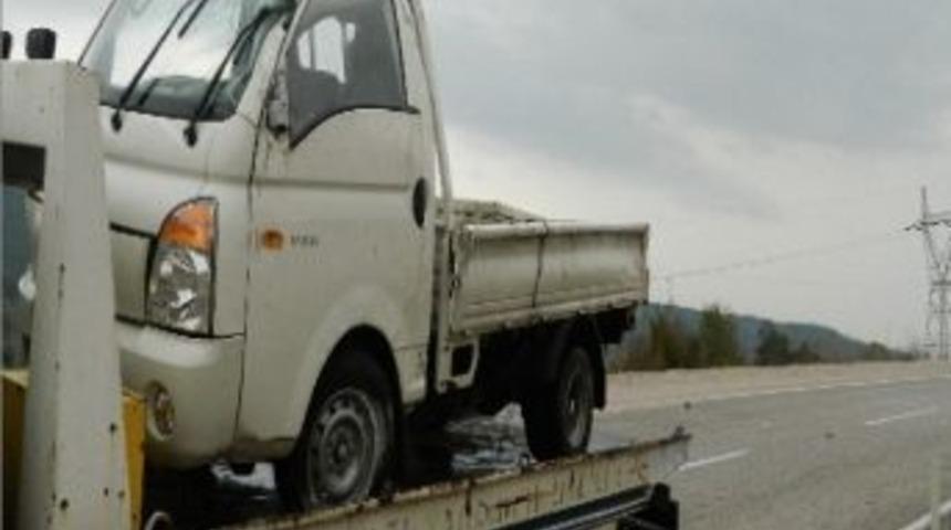 Balık Y&uuml;kl&uuml; Kamyonet Kaza Yaptı