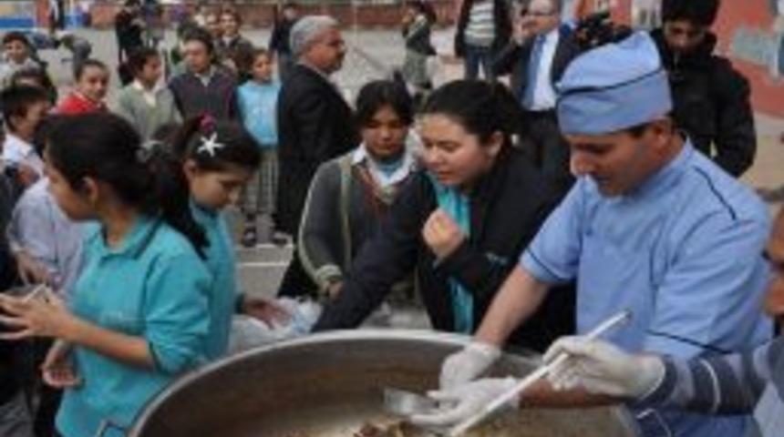 İkbal Koleji Ve Osmangazi İlk&ouml;ğretim Okulu Arasında Aşure Kardeşliği