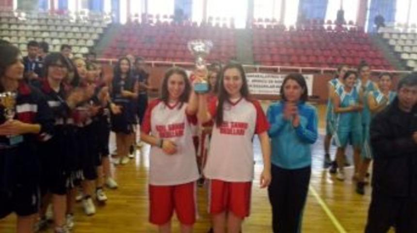 &Ouml;zel Sanko Koleji Gen&ccedil; Kızlar Takımı İl İkincisi Oldu