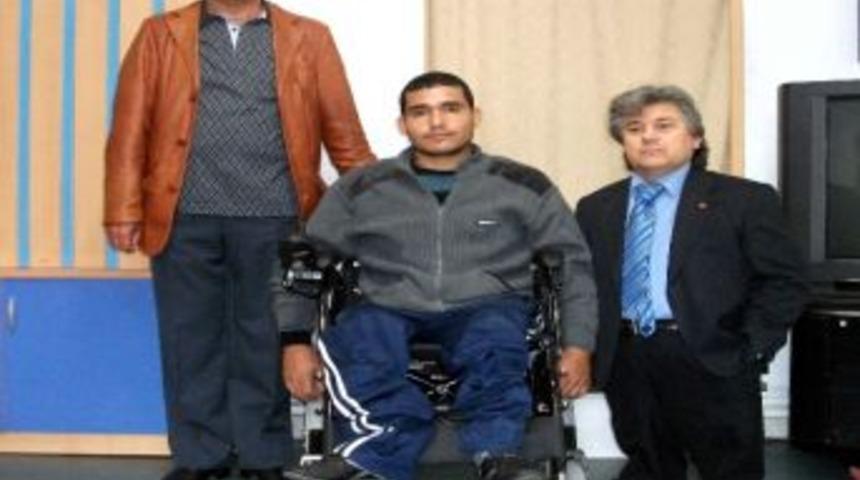 Hayırsever Vatandaştan Sakatlar Derneği'nde Bağış