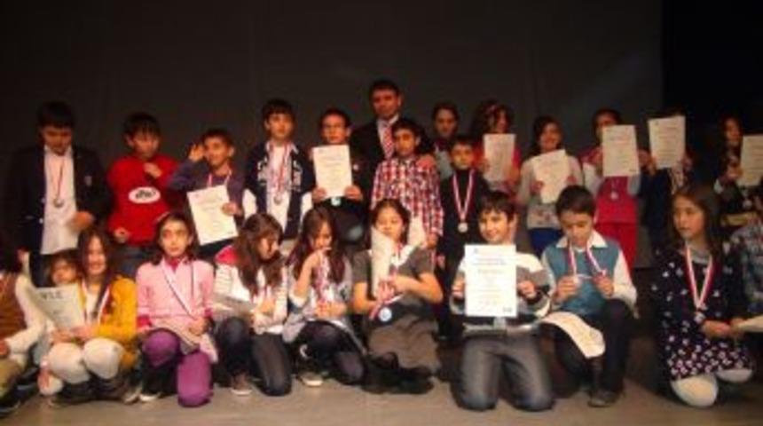 Karaman&rsquo;da Cambridge Esol Sınavında Başarılı &Ouml;ğrenciler &Ouml;d&uuml;llendirildi