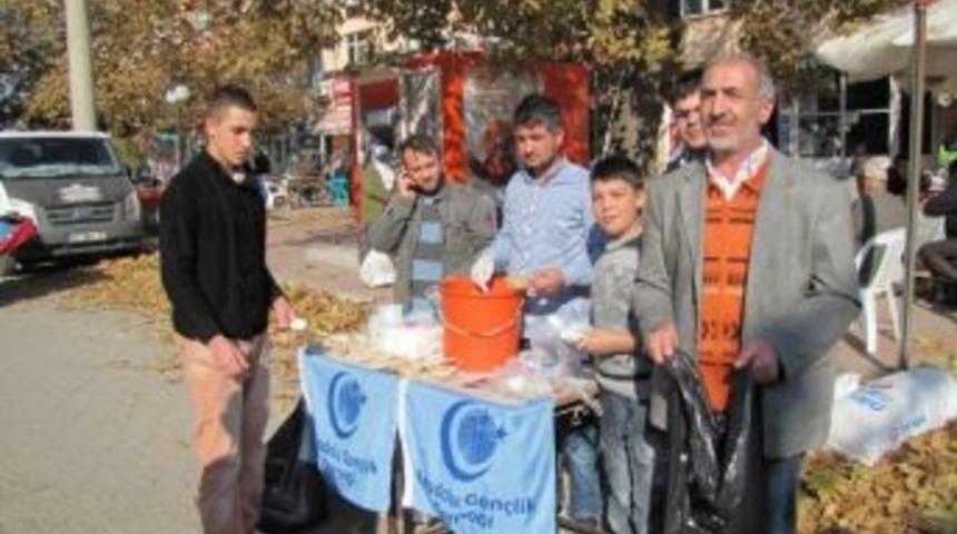 Anadolu Gen&ccedil;lik Derneği, 2 Bin Kişiye Aşure Dağıttı