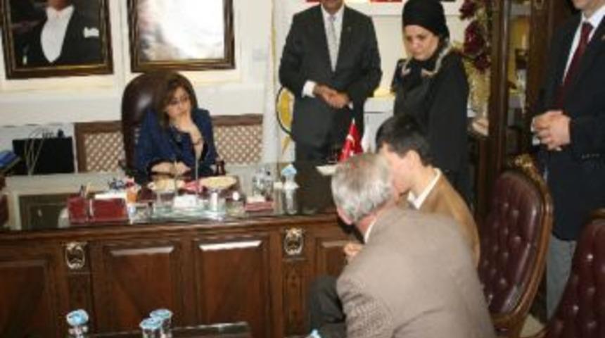 Bakan Fatma Şahin'den Engelli &Ccedil;ocuğa Yardım S&ouml;z&uuml;