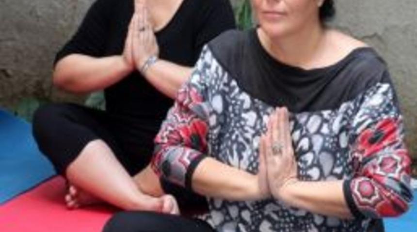 Ev Hanımları Yoga İle Stres Atıyor