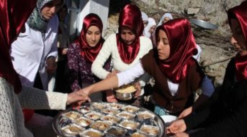 Kuran Kursu &Ouml;ğrencileri Aşure Yaparak K&ouml;yl&uuml;lere Dağıttılar