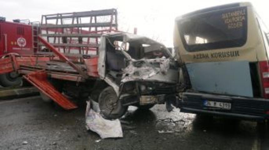 Kamyonet Yolcu Indiren Minib&uuml;se &Ccedil;arptı: 5 Yaralı