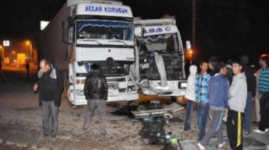 Şanlıurfa'da Tır'la Kamyon &Ccedil;arpıştı: 1 Ağır Yaralı