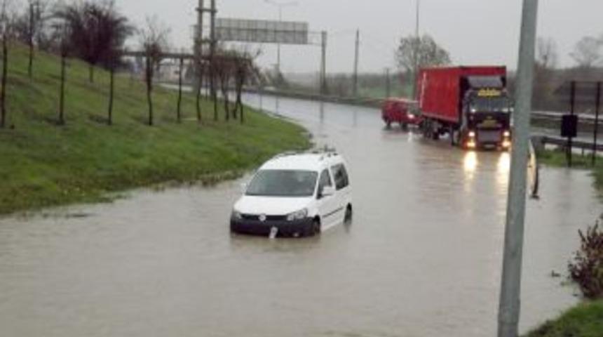 &Ccedil;orlu'da Sağanak Yağmur Olumsuz Etkiledi