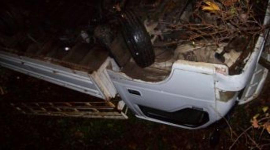 K&ouml;pr&uuml;den U&ccedil;an Kamyonet Kurtarılmayı Bekliyor