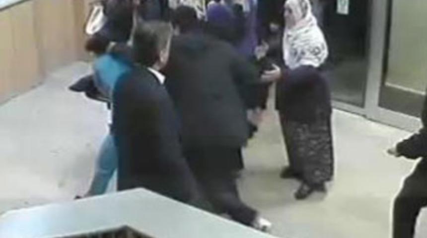 Hemşireyi duvara fırlattı!