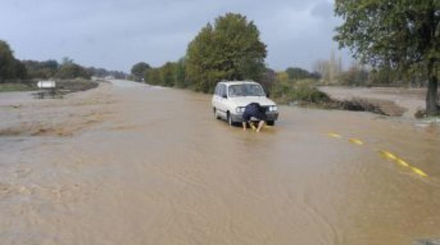 &Ccedil;anakkale&rsquo;deki Selde 3 Kişi Mahsur Kaldı