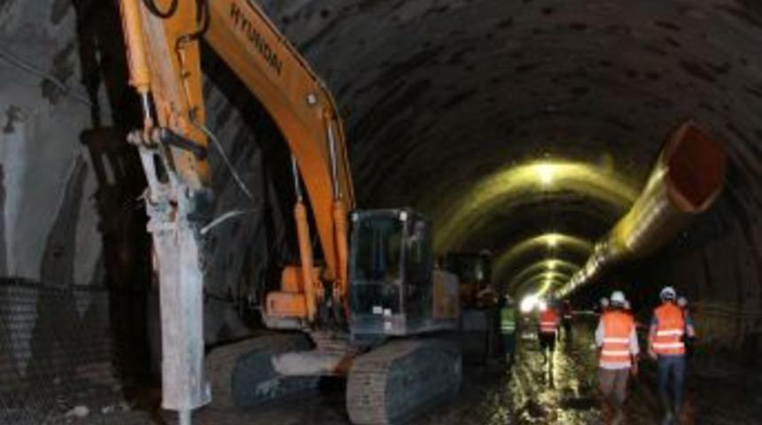 Gebze-Orhangazi-İzmir Otoyolu T&uuml;nelinin 1400 Metresi A&ccedil;ıldı