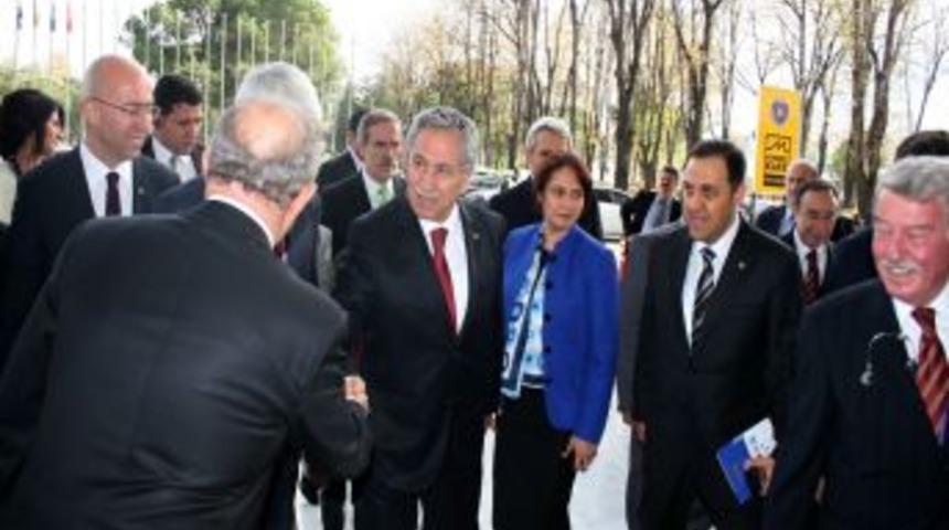 Arın&ccedil;: 2011 Yılında Yurt Dışına 1 Milyar 273 Milyon Dolar Yardım Yaptı