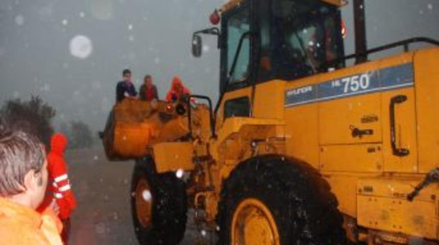 &Ccedil;anakkale&rsquo;de Selde Mahsur Kalan Beş Kişiden &Uuml;&ccedil;&uuml; Kurtarıldı
