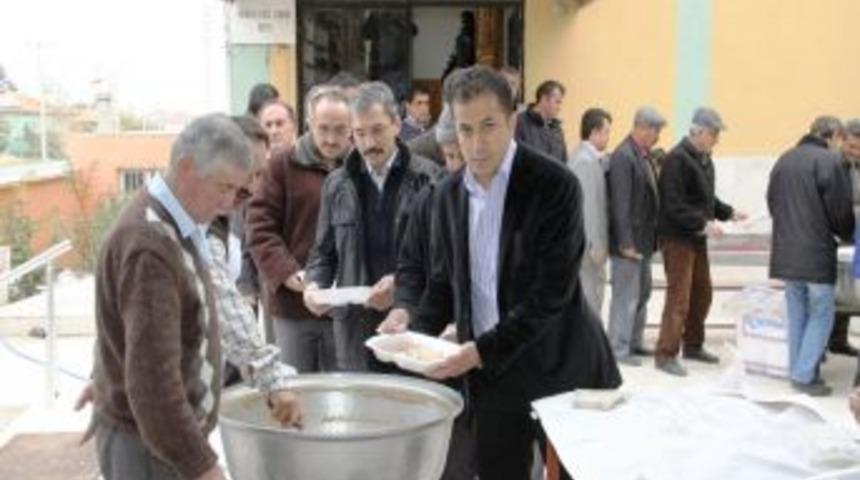 Hızırilyas Camii&rsquo;nde Aşure Dağıtımı Geleneksel Hale Geldi