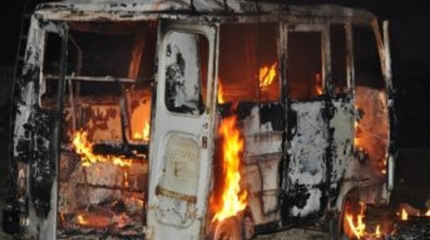 Minibüs Alev Alev Yandı