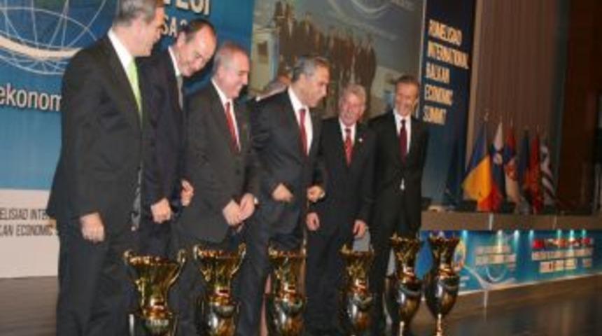 Arın&ccedil;: T&uuml;rkiye Ve Balkanların Başarı Ve Geleceği Ortak